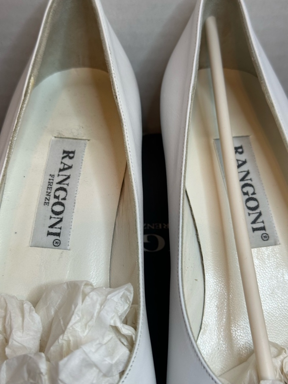 Rangoni White Leather Flats with Navy blue Cap Toe, size 9 AA, New in Box - Picture 2 of 8